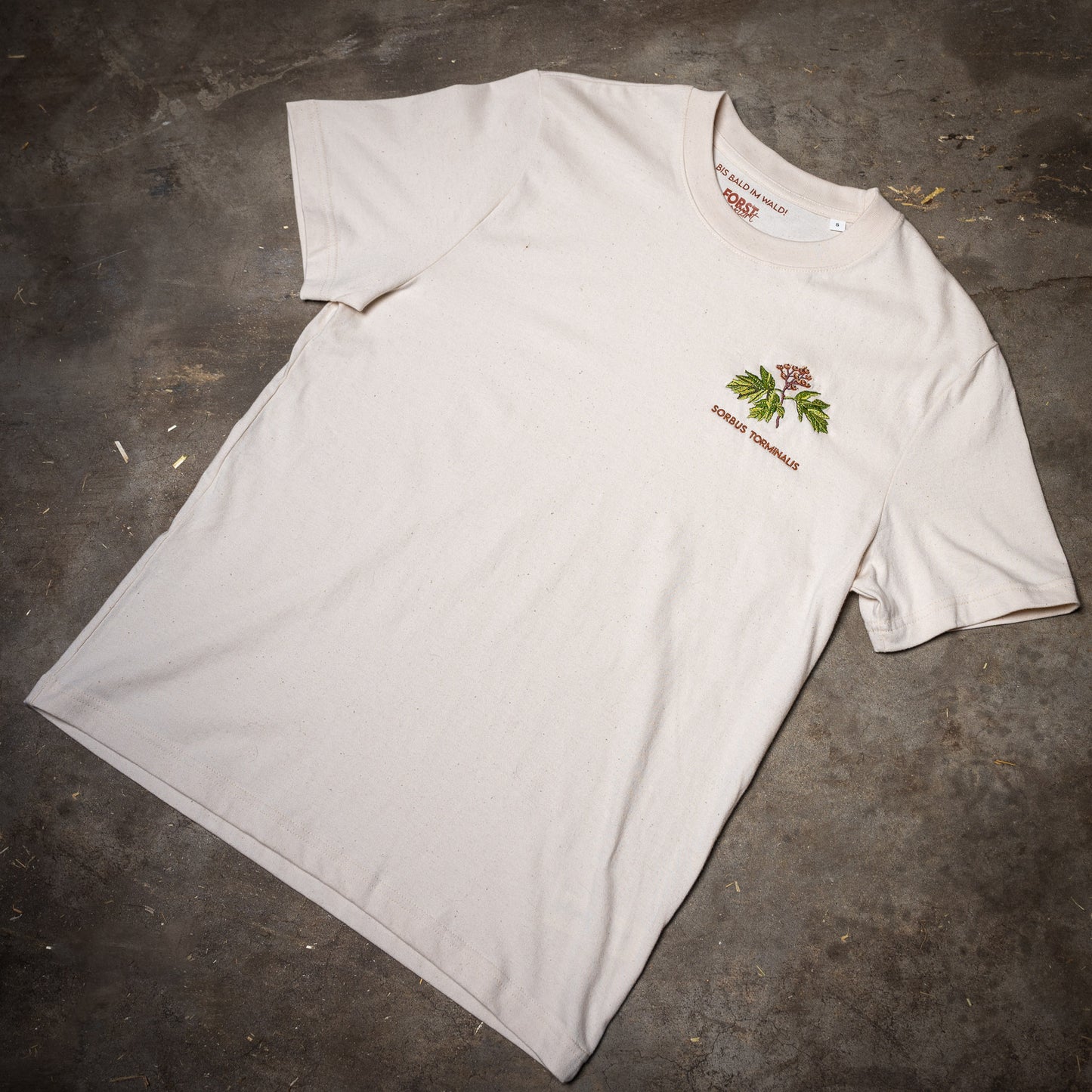 Die Vorderseite des Waldshirt Elsbeere. Auf der Brust links ist die Pflanze bunt aufgestickt.