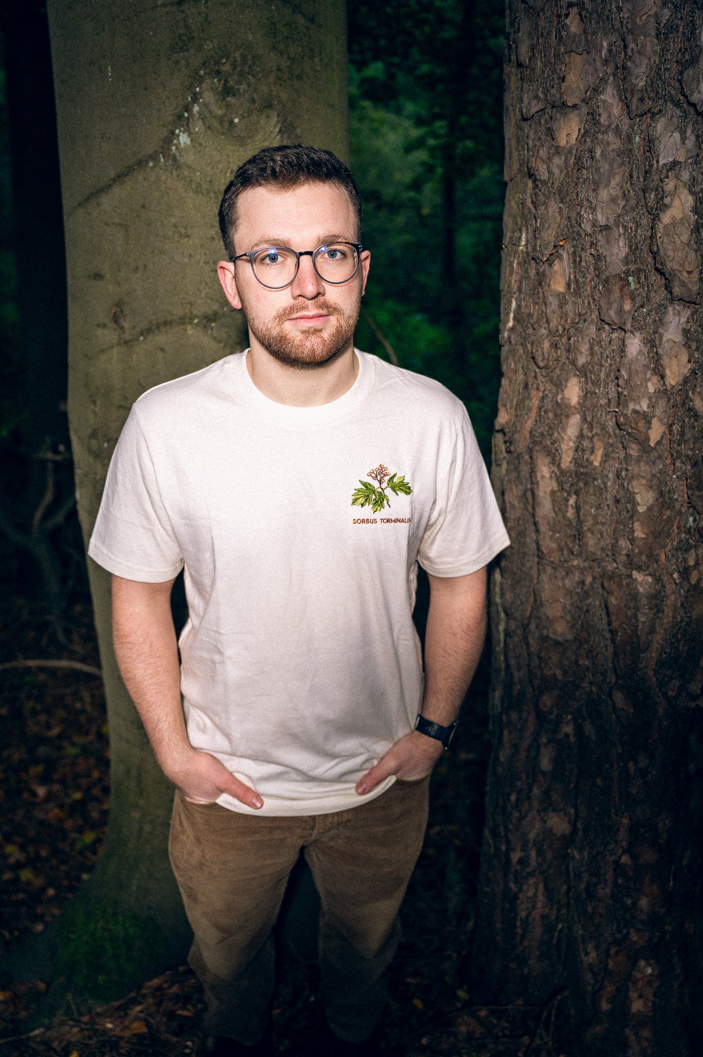 Felix trägt das Waldshirt Elsbeere.