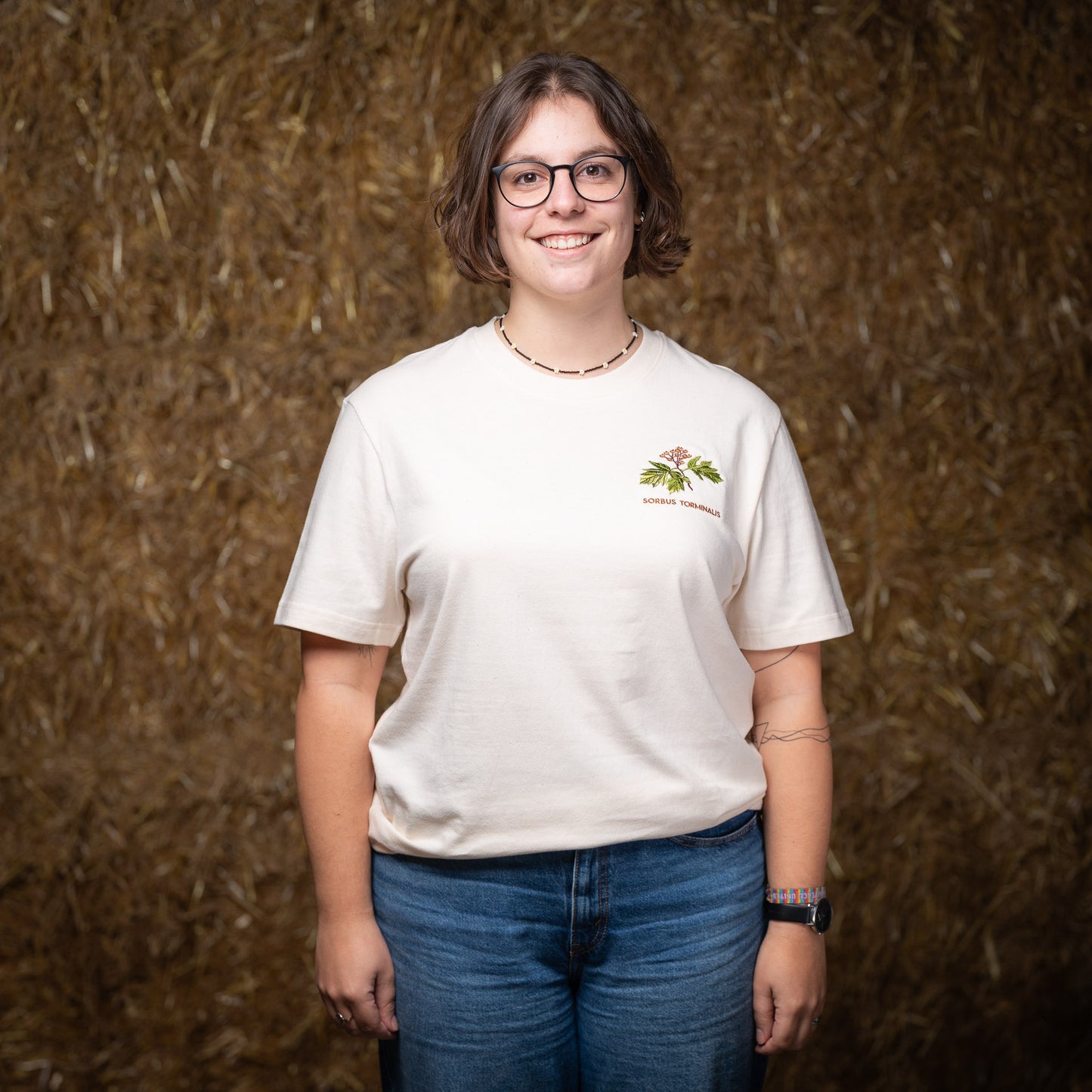 Lea trägt das Wladshirt Elsbeere in M.