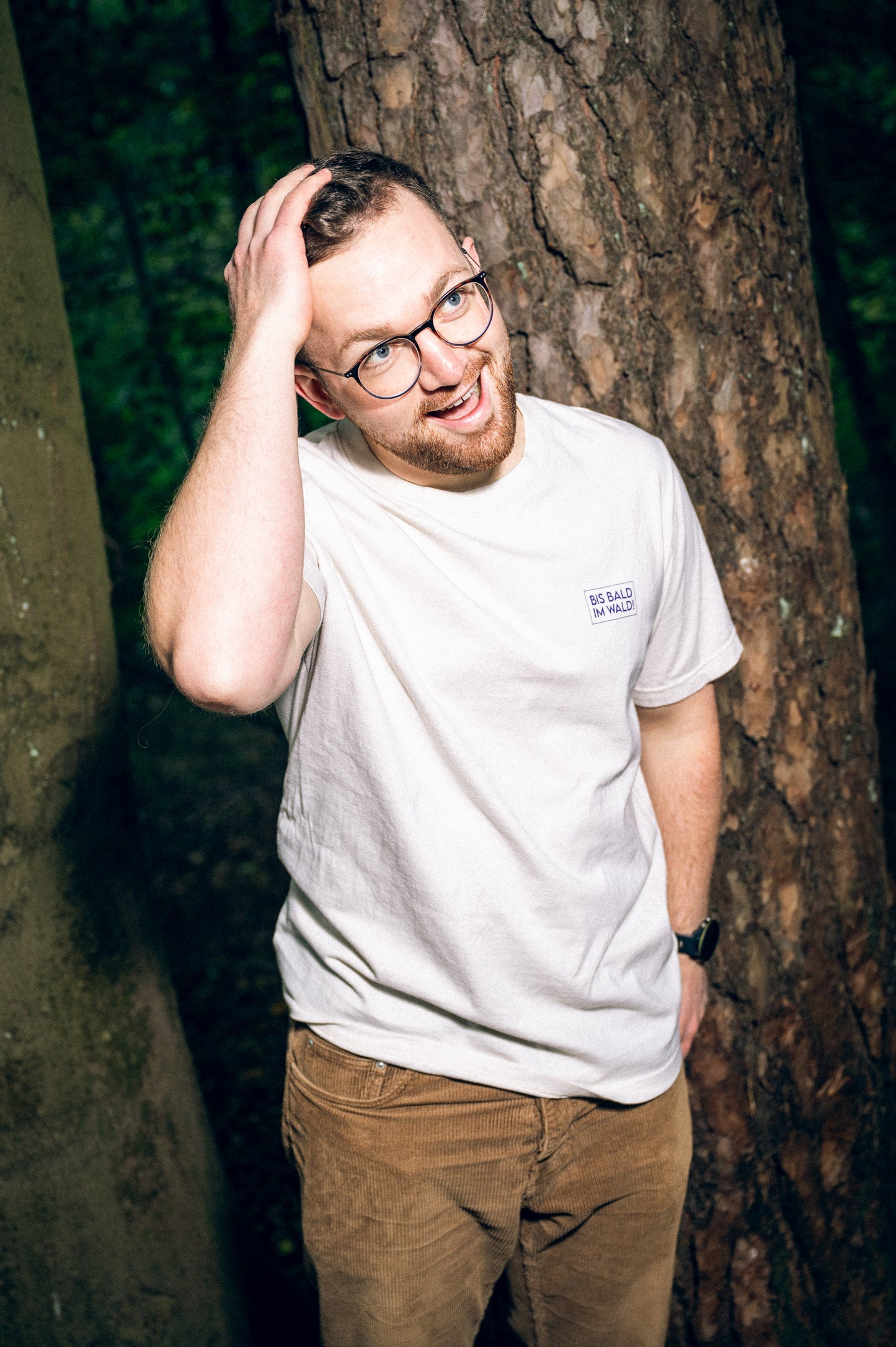 Felix trägt das Waldshirt Leberblümchen.