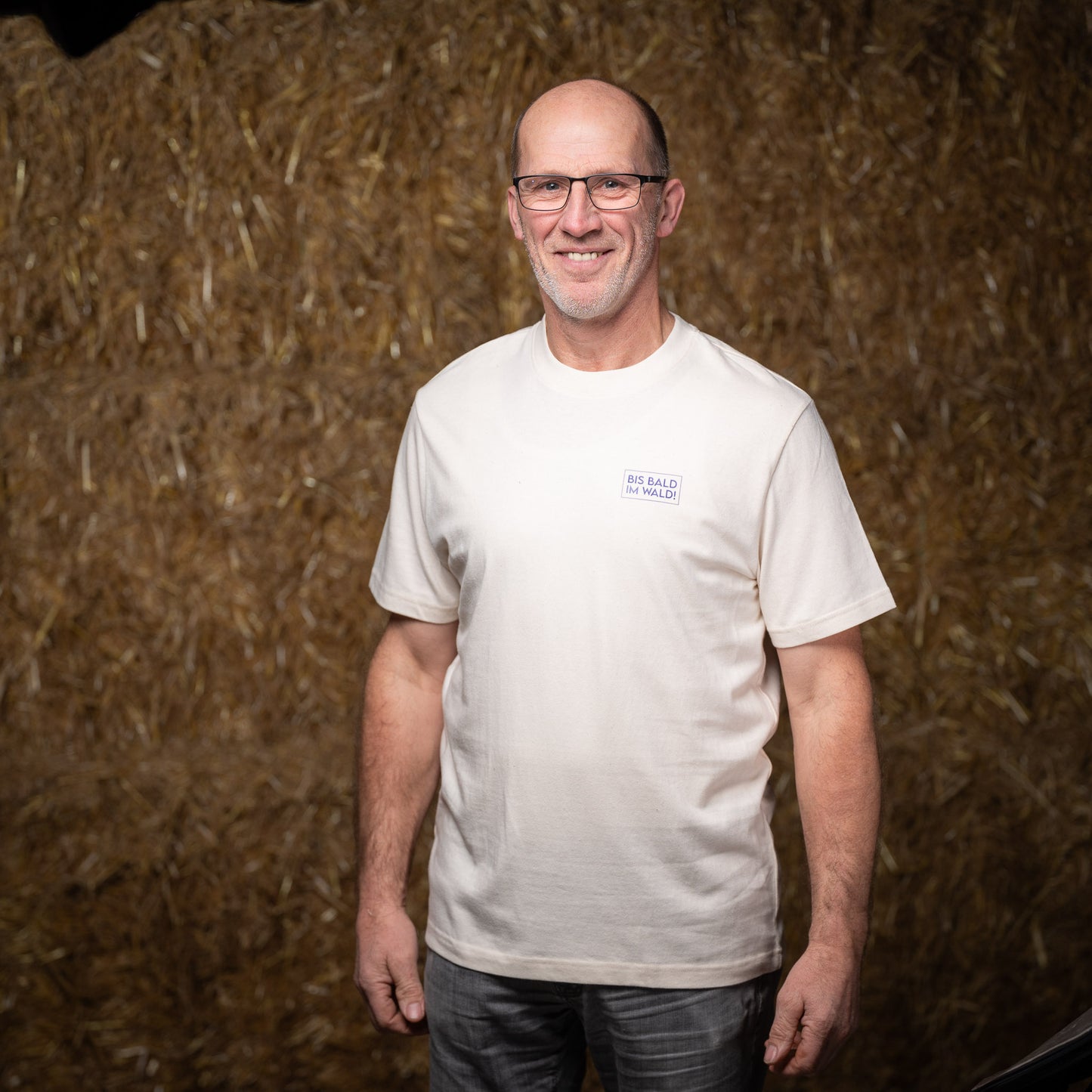 Hermann trägt das Waldshirt Leberblümchen in Größe M.