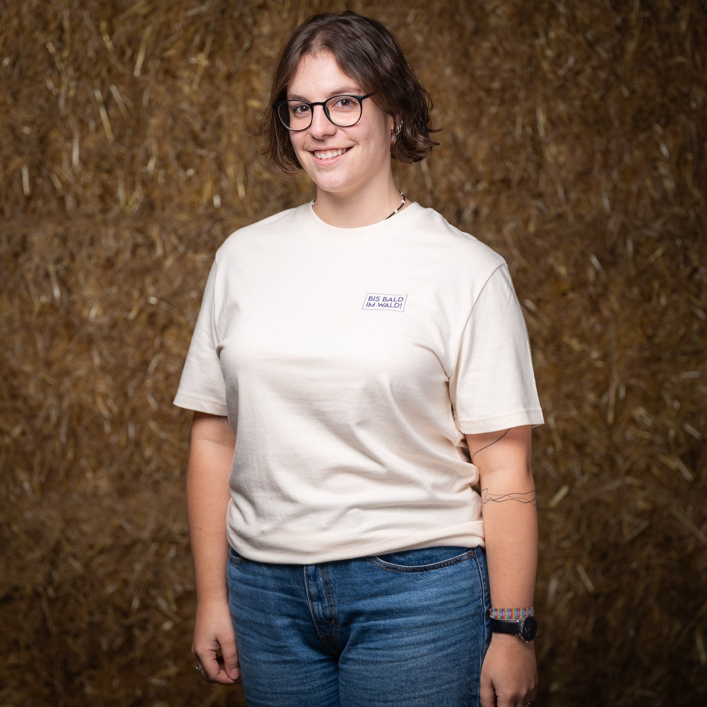 Lea trägt das Waldshirt Leberblümchen in M.