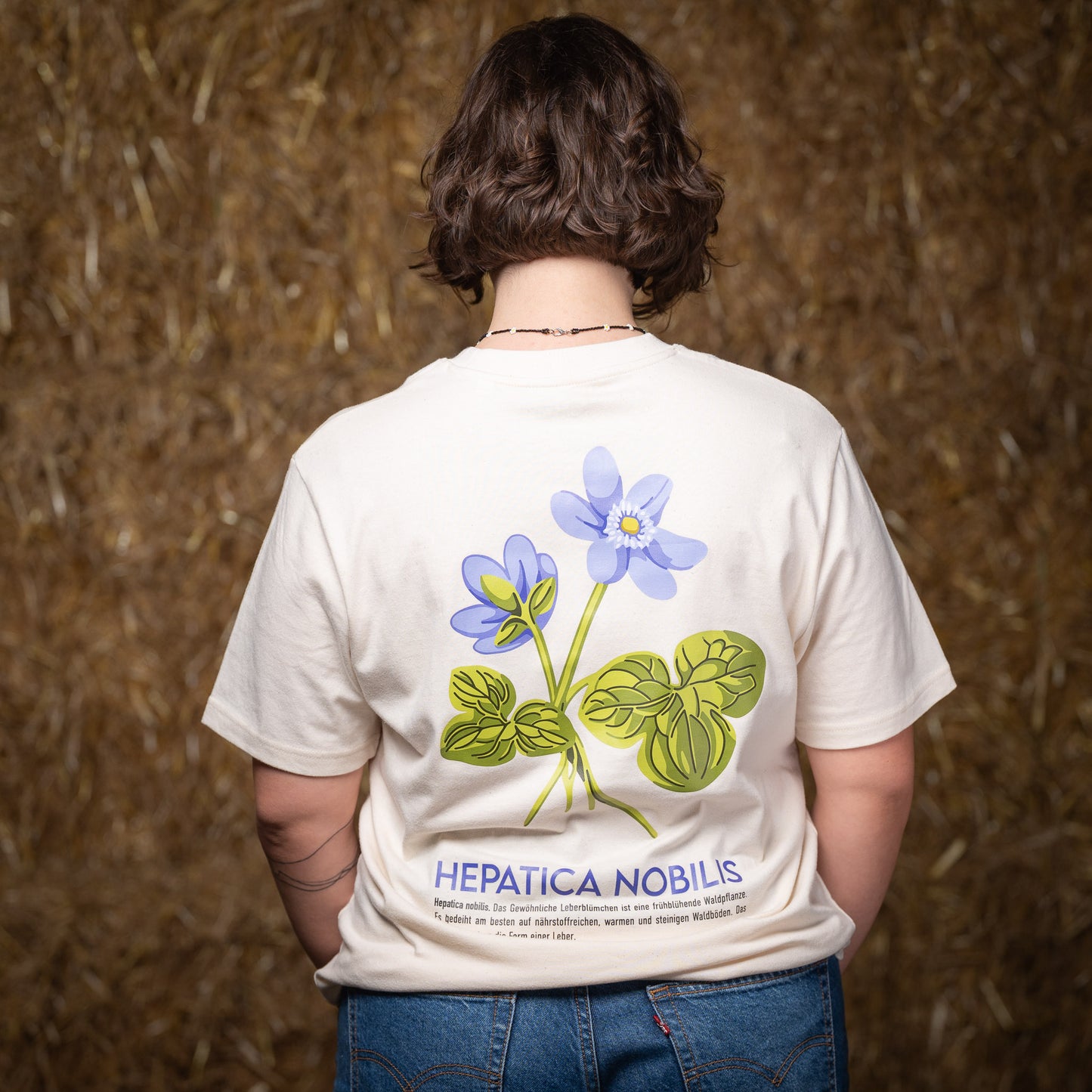 Lea trägt das Waldshirt Leberblümchen, man sieht sie von hinten.