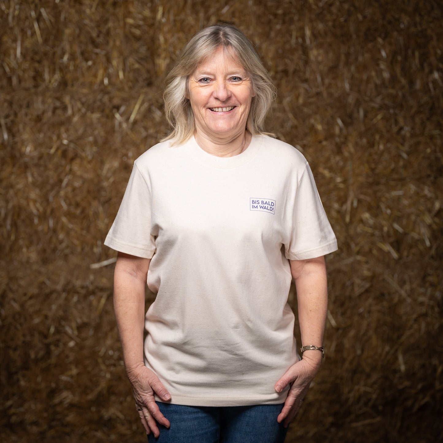 Susi trägt das Waldshirt Leberblümchen in Größe XS.
