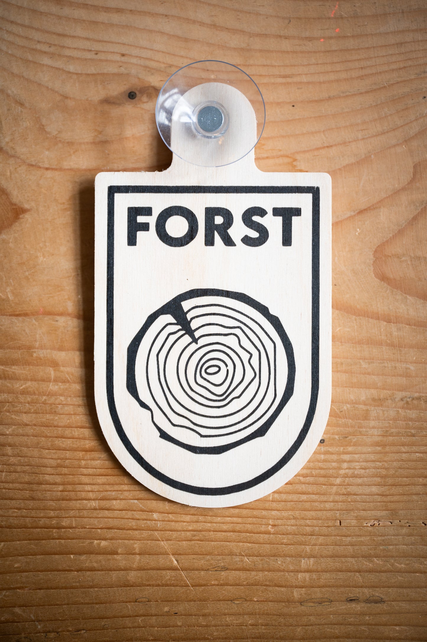 Ziemlich cooles KFZ-Holzschild "FORST" mit Saugnapf