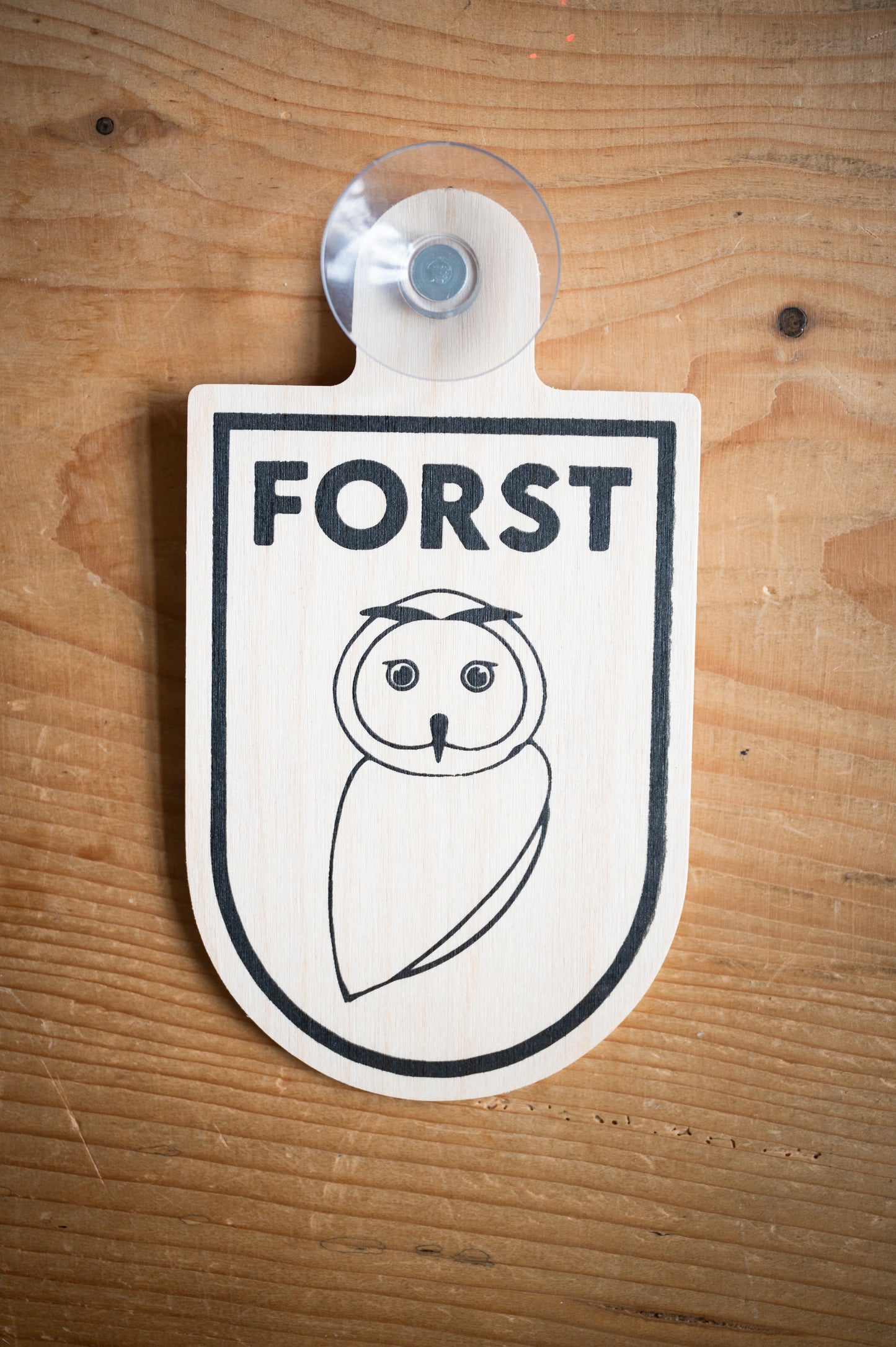 Ziemlich cooles KFZ-Holzschild "FORST" mit Saugnapf