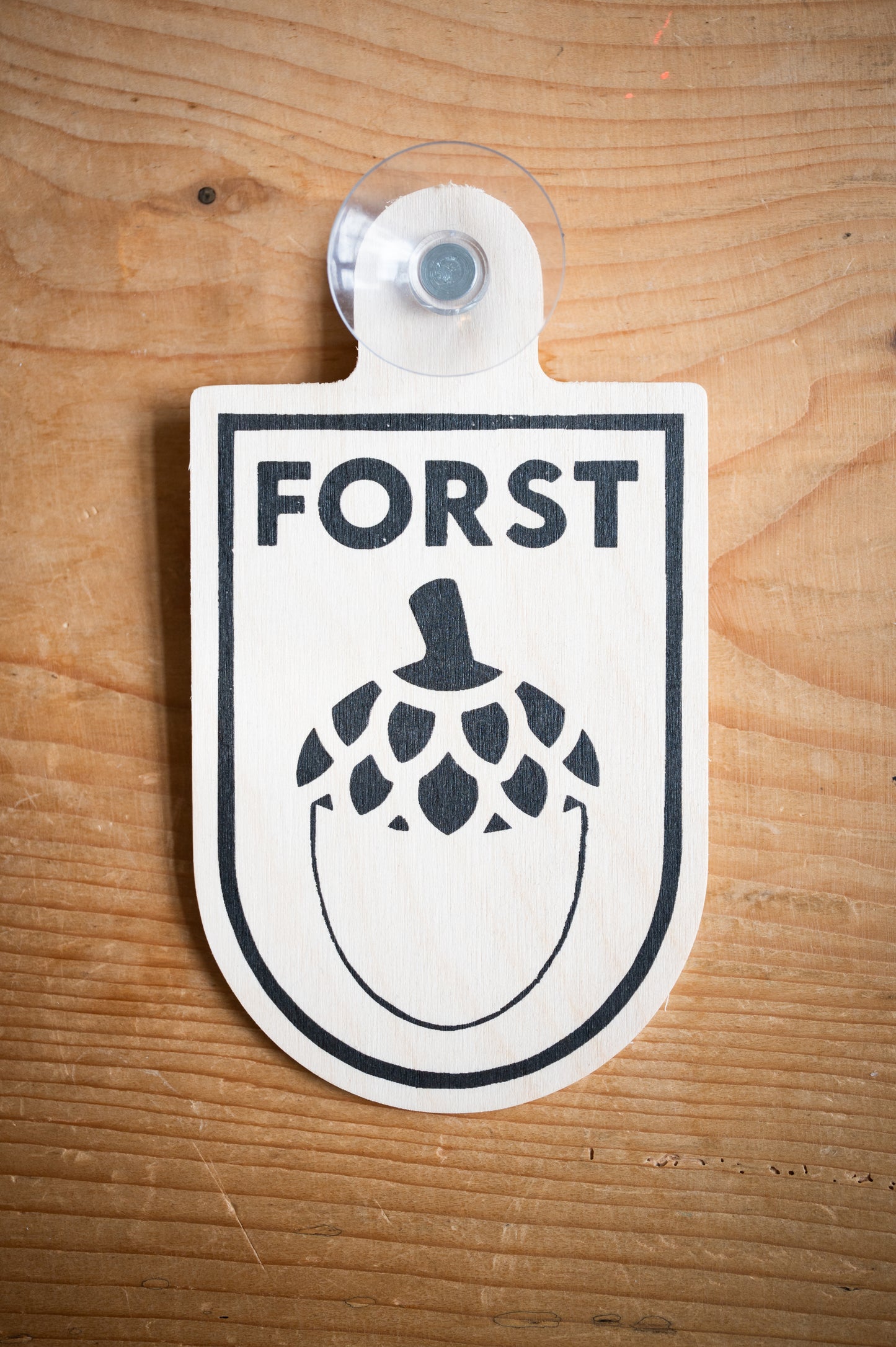 Ziemlich cooles KFZ-Holzschild "FORST" mit Saugnapf