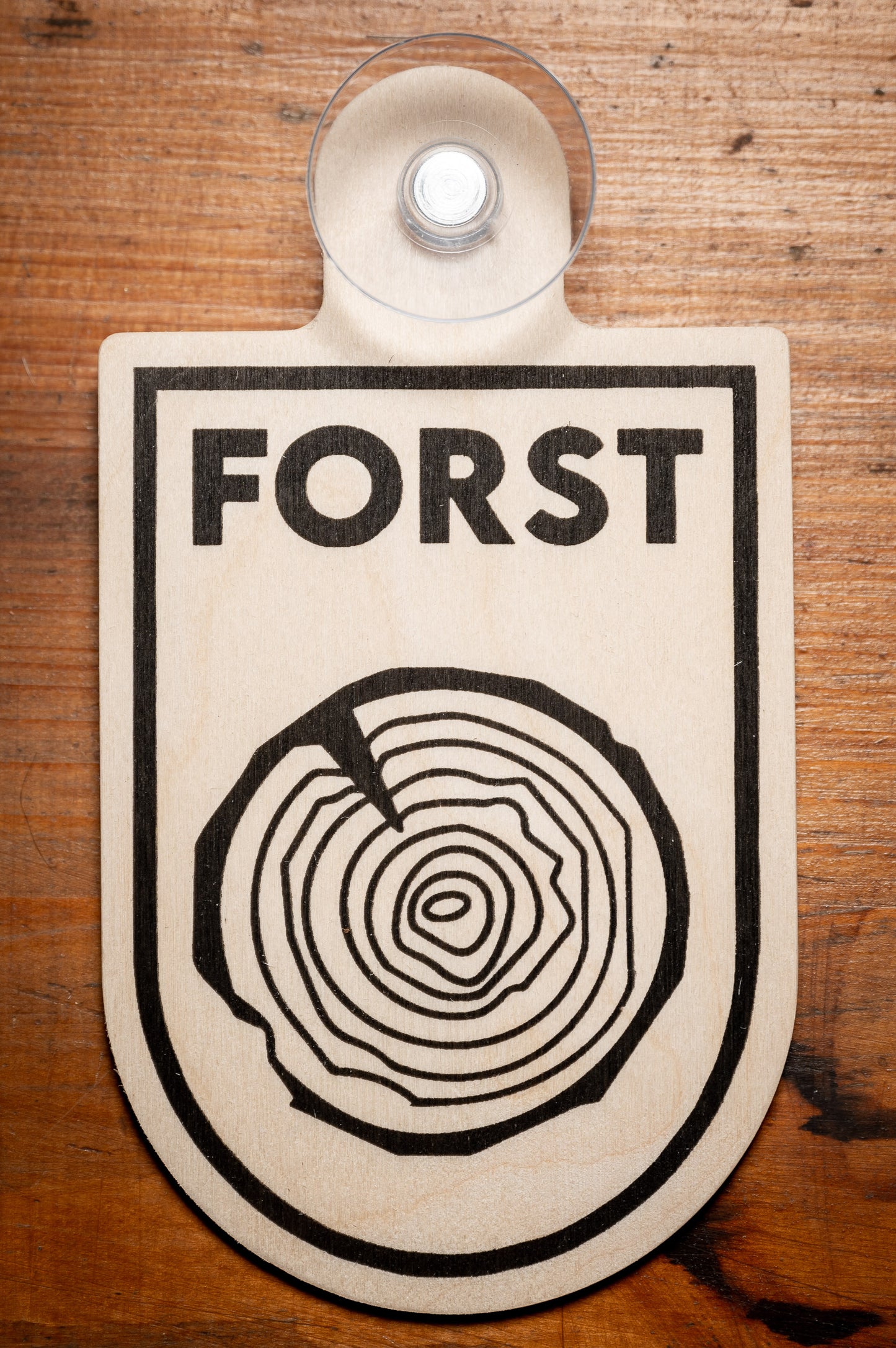 Ziemlich cooles KFZ-Holzschild "FORST" mit Saugnapf